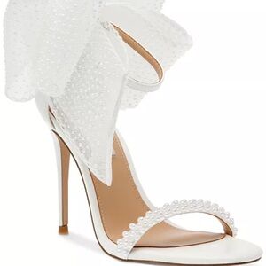 Elegant White Heeled Sandals with Pearl Detail